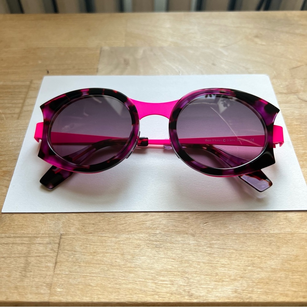 Theo Postmodern sunglasses neon pink